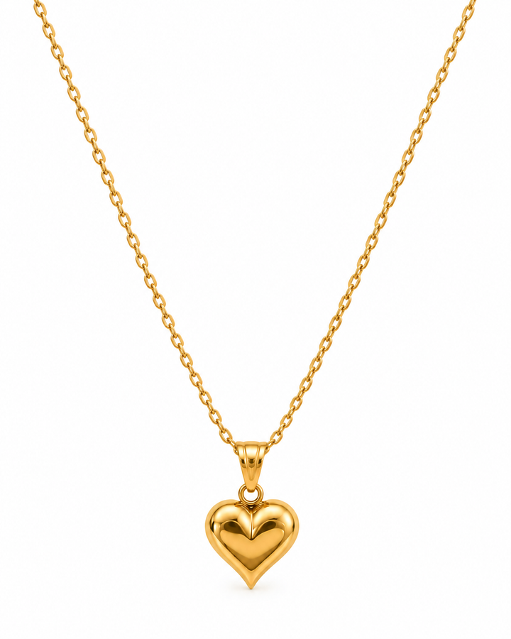Halskette Delara aus 18K Gelbgold mit gewölbtem Herzanhänger und feiner ovaler Gliederkette auf weissem Hintergrund.