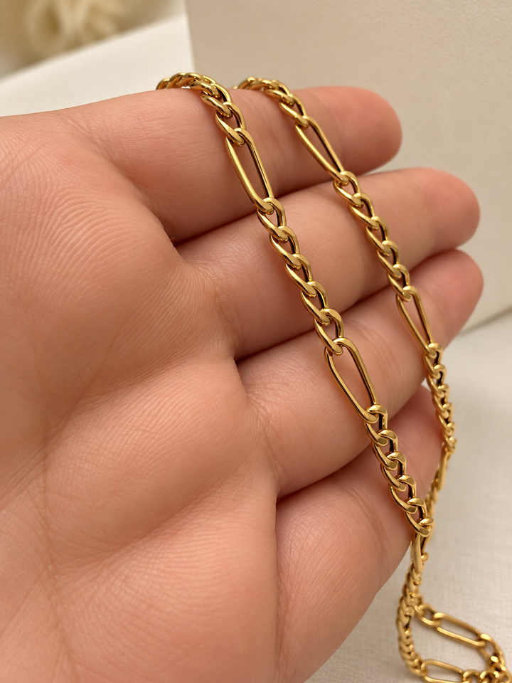 Detailansicht der 18K Gelbgold-Halskette mit sechs kurzen Gliedern zwischen länglichen Kettengliedern und glänzender Oberfläche.