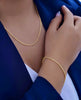 Kombination aus Kordel-Halskette und passendem Armband – Tanab-e Tala aus 18k Gelbgold, getragen zu marineblauem Blazer