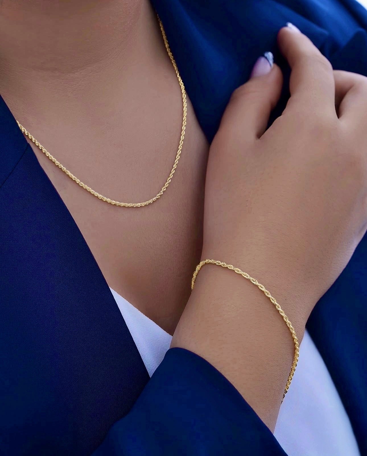 Kombination aus Kordel-Halskette und passendem Armband – Tanab-e Tala aus 18k Gelbgold, getragen zu marineblauem Blazer