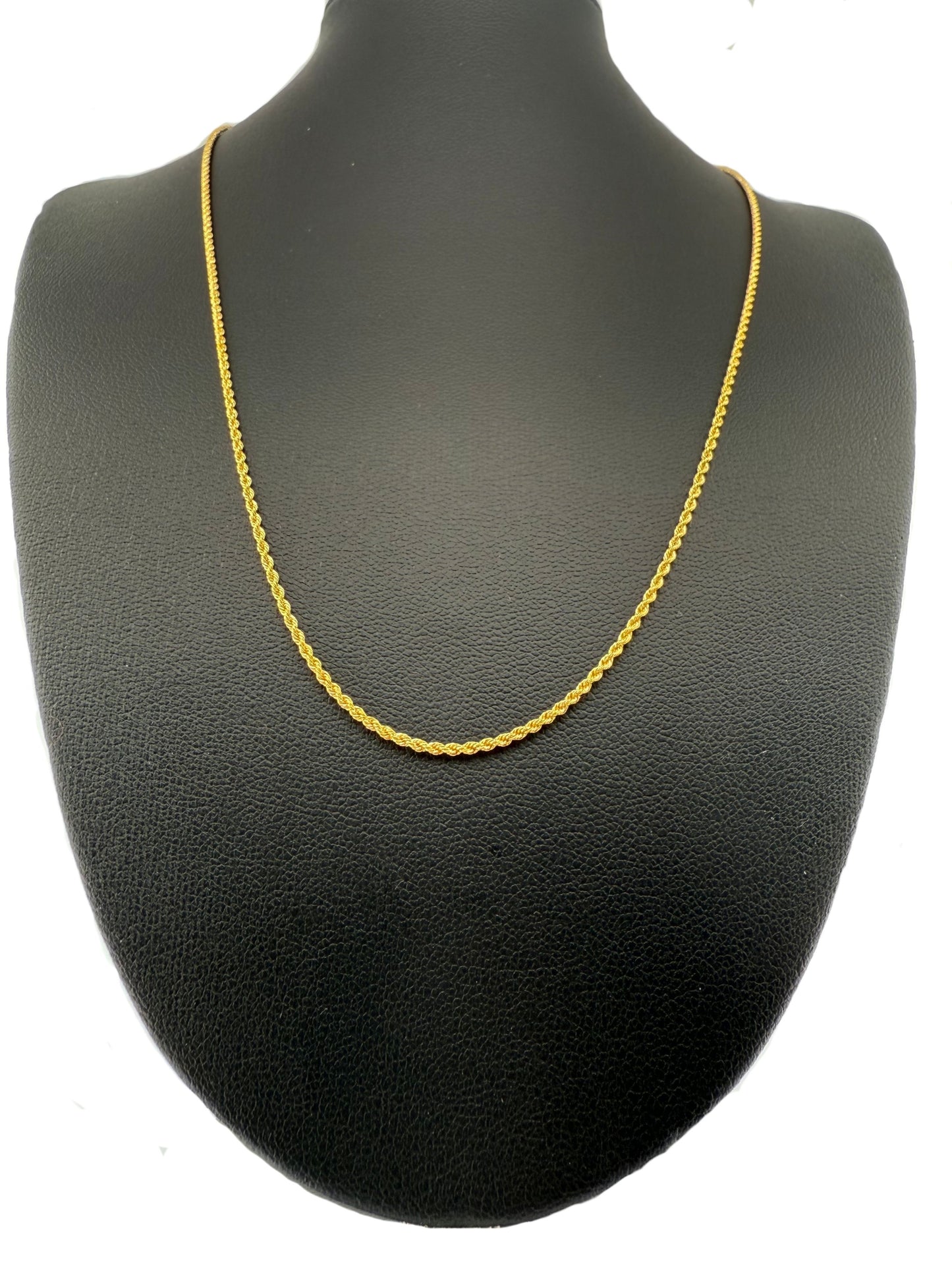 18k Kordelkette auf schwarzer Präsentationsbüste – Modell Tanab-e Tala mit harmonischem Verlauf