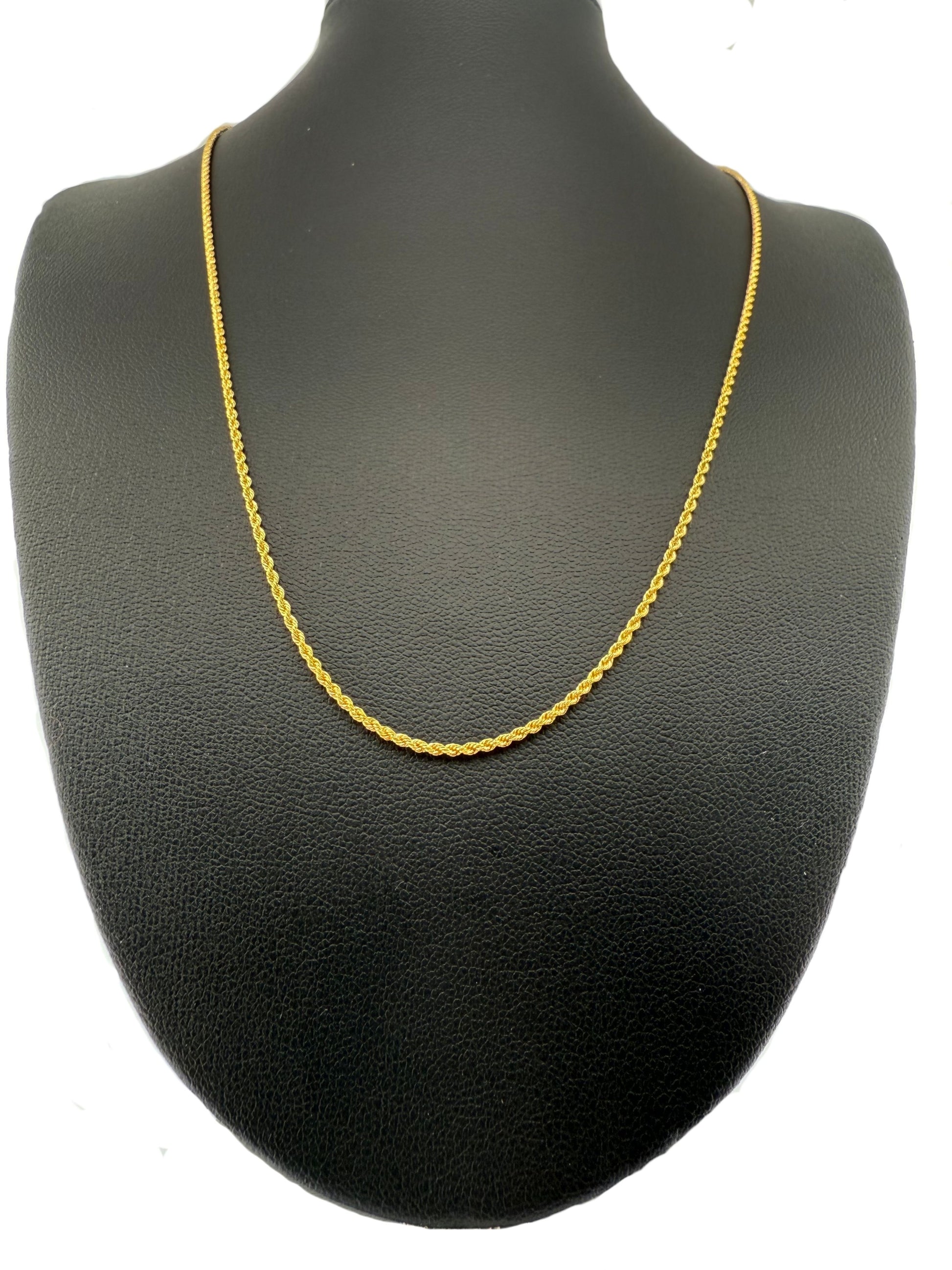 18k Kordelkette auf schwarzer Präsentationsbüste – Modell Tanab-e Tala mit harmonischem Verlauf