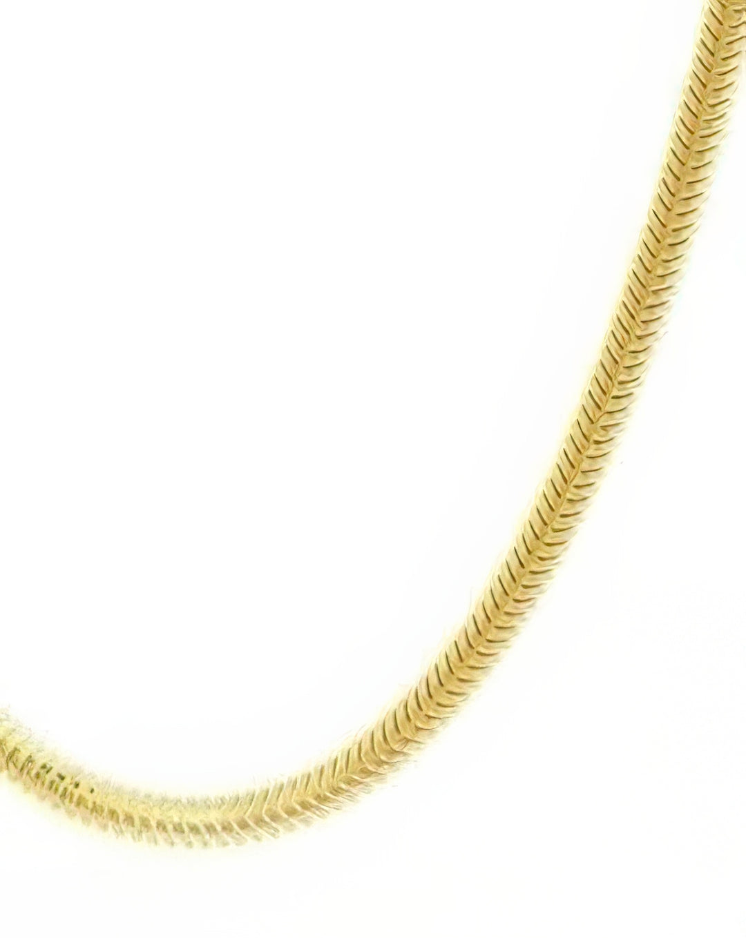 Detailansicht der Zanjir-e Mari – fein gearbeitete Schlangenkette aus 18k Gold mit eng anliegenden Gliedern