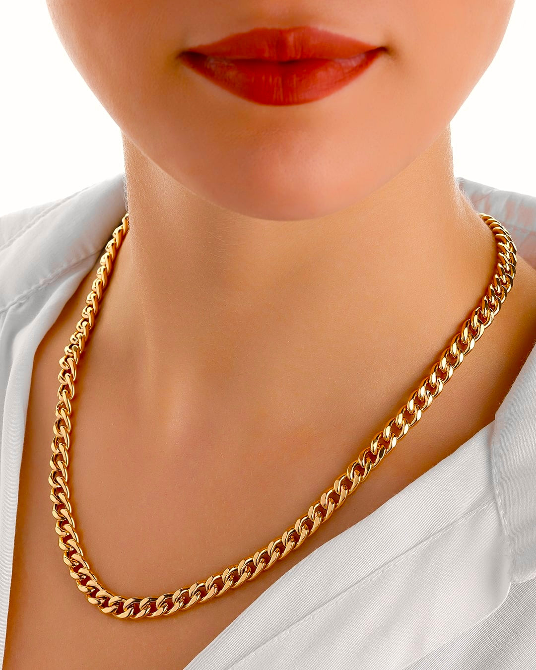 Nahaufnahme einer Frau mit weißem Hemd, die eine elegante Halskette aus 18k Gelbgold trägt – Zanjir-e Shah (Königliche Kette), massives, glänzendes Kettendesign.