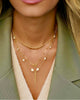 Zanjir Tala-e Morvarid kombiniert mit Perlenketten im Layering-Look – Goldperlen-Highlight auf V-Ausschnitt & Blazer