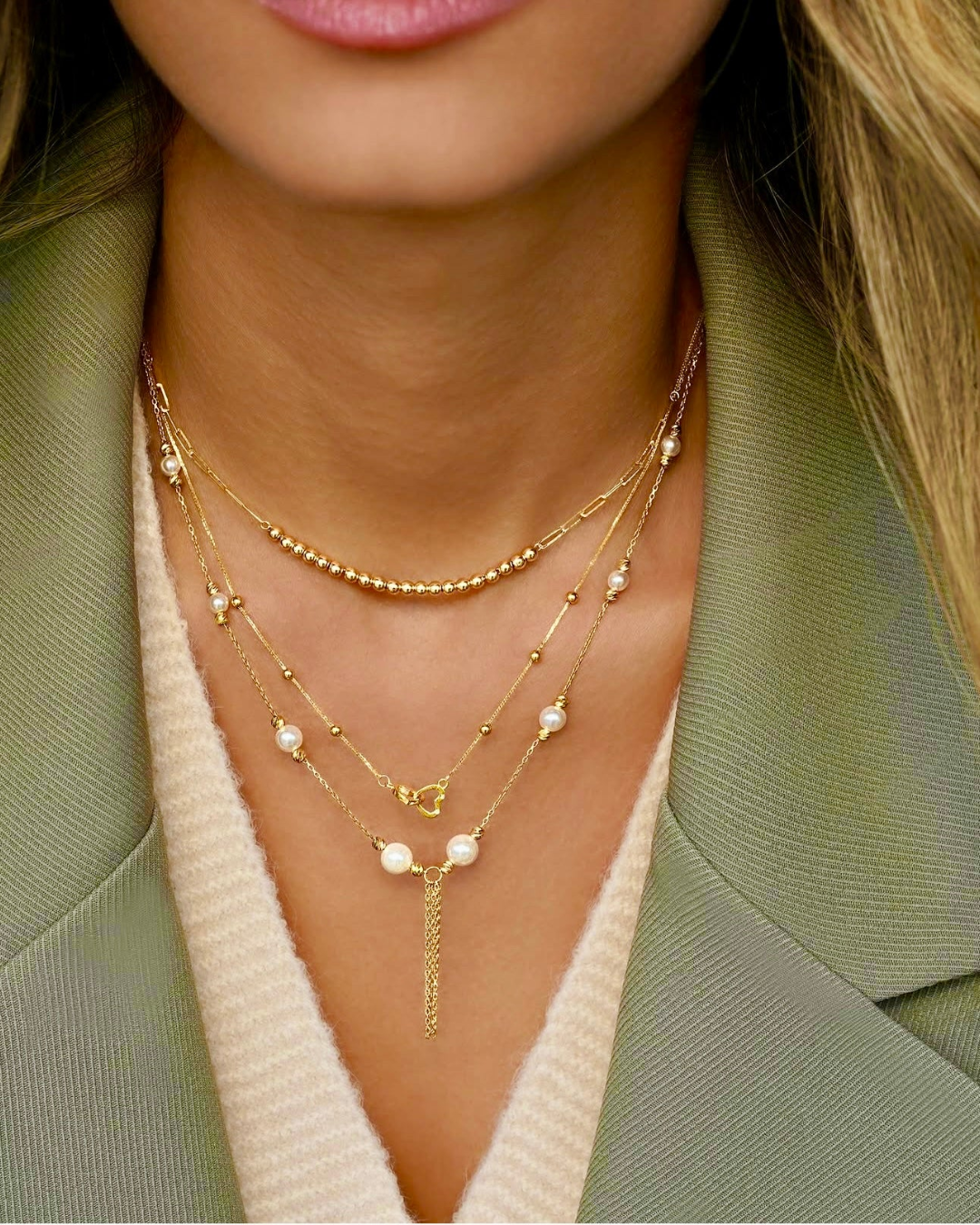 Zanjir Tala-e Morvarid kombiniert mit Perlenketten im Layering-Look – Goldperlen-Highlight auf V-Ausschnitt &amp; Blazer
