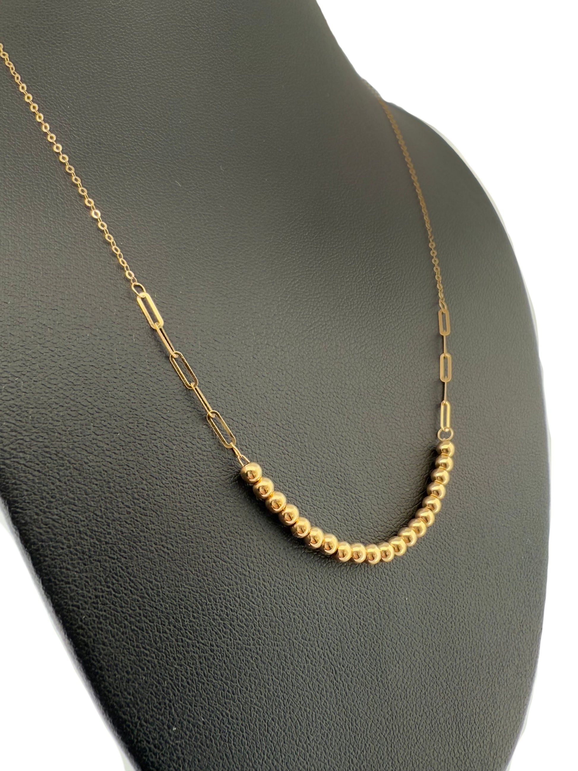 Nahaufnahme der goldenen Kugelglieder auf schwarzem Hintergrund – 18k Goldperlenkette mit klarer Gliederstruktur