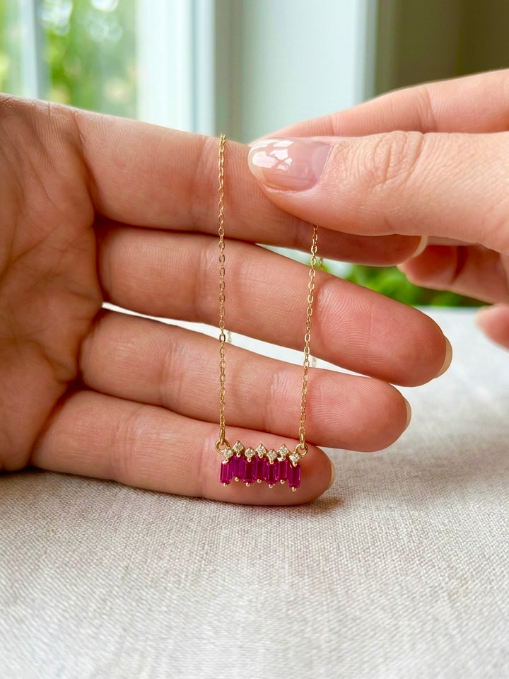 18k Gelbgold-Halskette mit pinkfarbenen Baguette-Edelsteinen und funkelnden weißen Zirkonia in elegantem, filigranem Design
