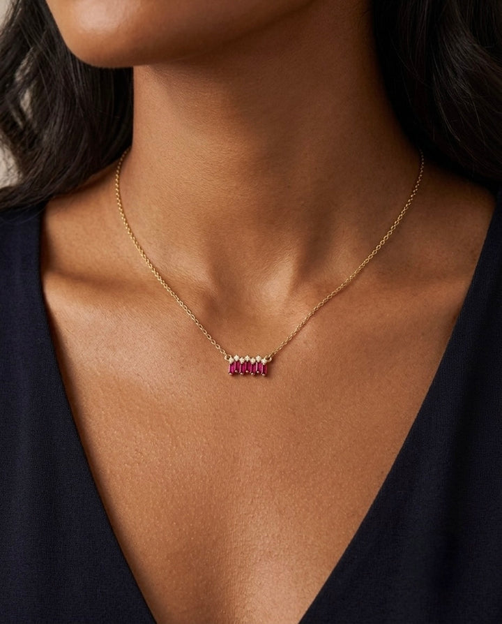 18k Gelbgold-Halskette mit pinkfarbenen Baguette-Edelsteinen und weißen Zirkonia, elegant am Hals getragen – filigraner Luxusschmuck für Damen