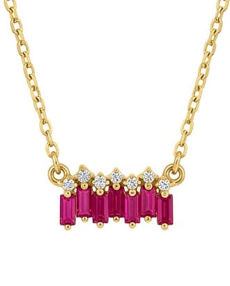 Detailaufnahme des Queranhängers – fünf rubinrote Baguette-Zirkonia, flankiert von kleinen hellen Steinen, gefasst in 18k Gelbgold.