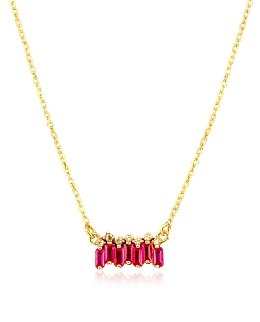 Zarte Halskette aus 18k Gelbgold mit querem Anhänger aus rubinroten Baguette-Zirkonia und hellen Akzenten – freigestellt auf weissem Hintergrund.