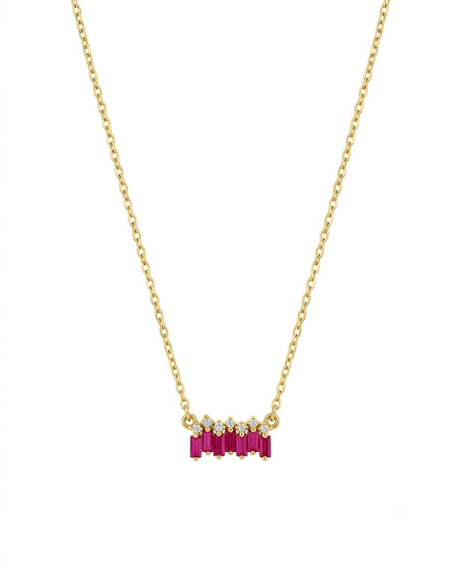 Zarte Halskette aus 18k Gelbgold mit querem Anhänger aus rubinroten Baguette-Zirkonia und hellen Akzenten – freigestellt auf weissem Hintergrund.