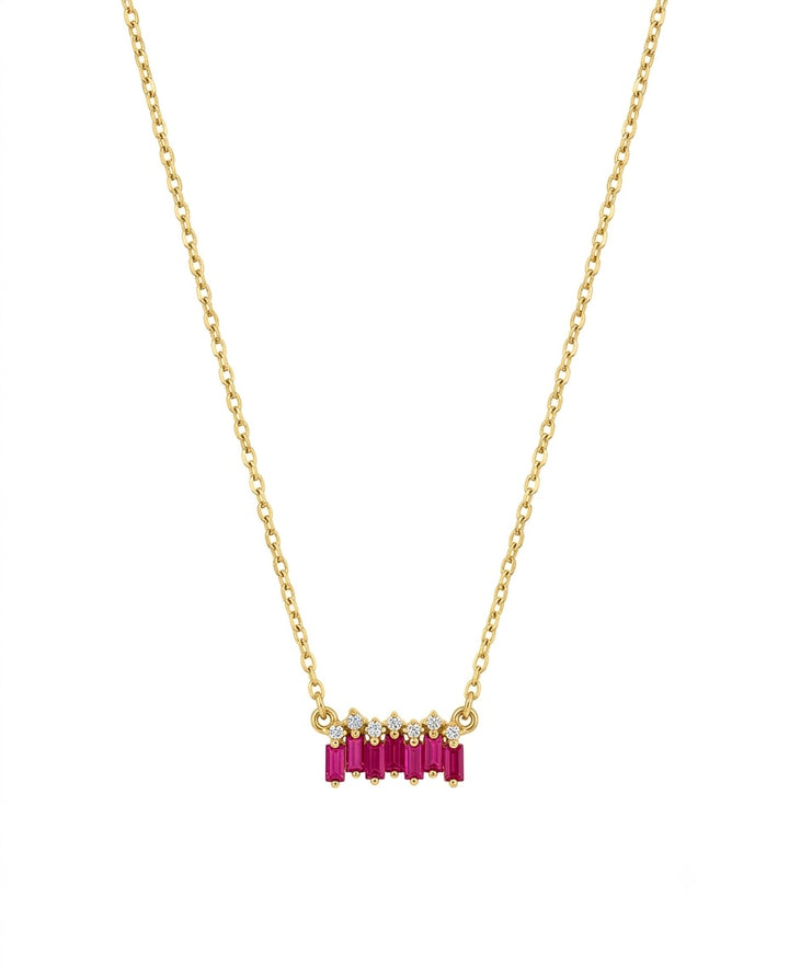 Zarte Halskette aus 18k Gelbgold mit querem Anhänger aus rubinroten Baguette-Zirkonia und hellen Akzenten – freigestellt auf weissem Hintergrund.