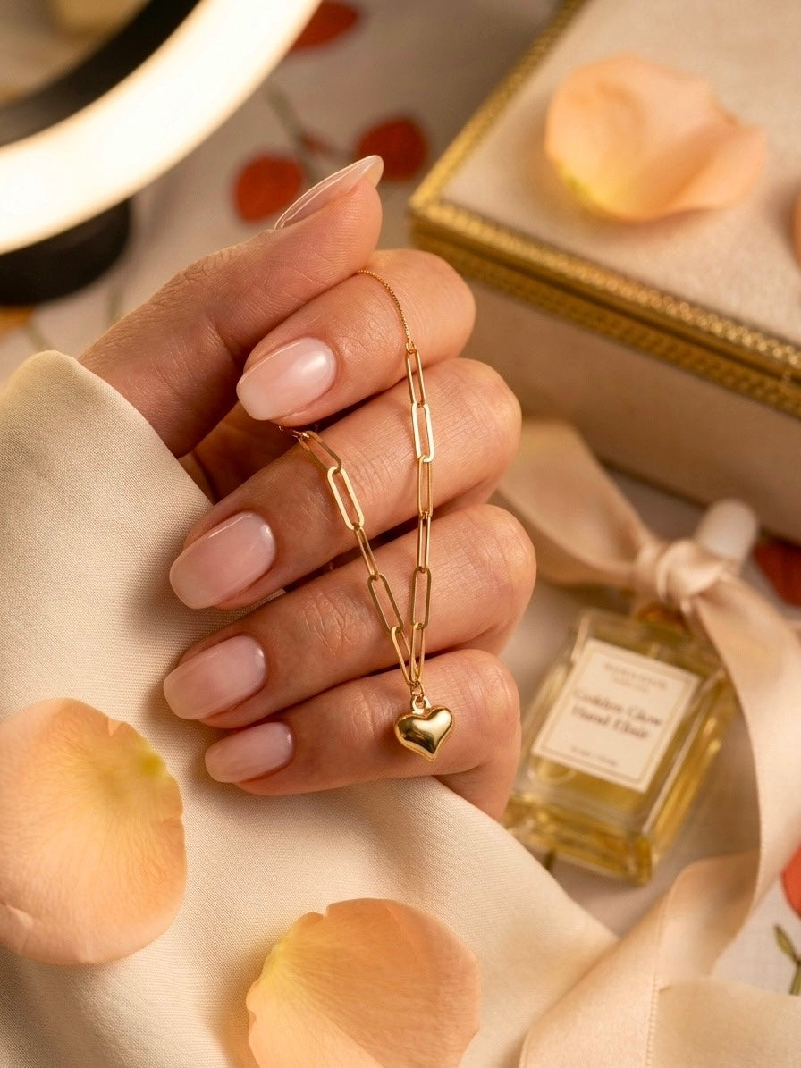 18 Karat Gold Halskette mit länglichen Gliedern und Herzanhänger, elegant präsentiert in einer Hand – filigraner, handgefertigter Damenschmuck mit zeitlosem Design