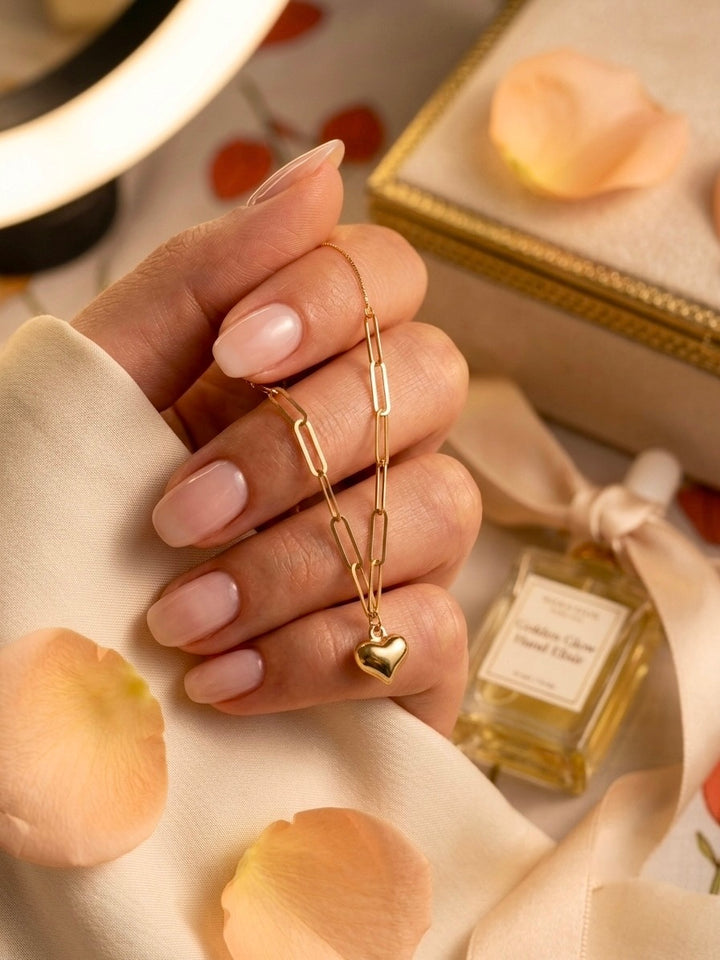 18 Karat Gold Halskette mit länglichen Gliedern und Herzanhänger, elegant präsentiert in einer Hand – filigraner, handgefertigter Damenschmuck mit zeitlosem Design