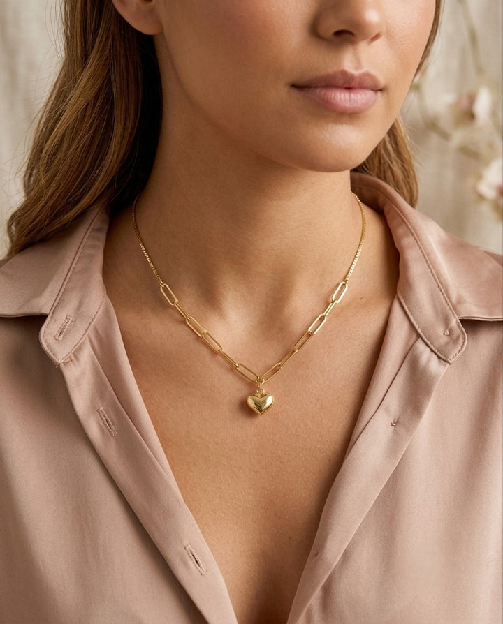 18 Karat Gold Halskette mit länglichen Gliedern und Herzanhänger am Dekolleté getragen – eleganter, handgefertigter Damenschmuck in zeitlosem Design