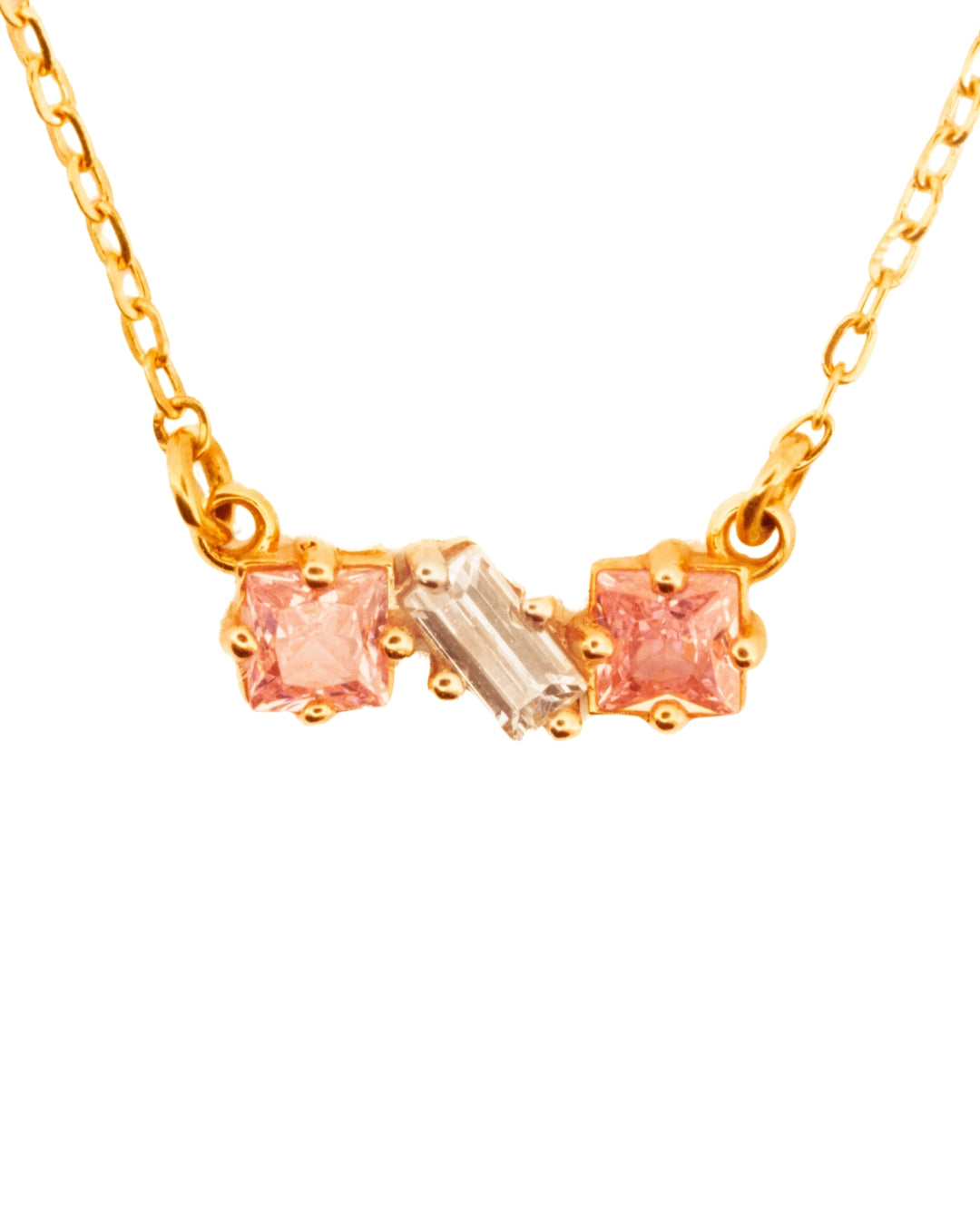 Nahaufnahme: Detail des Anhängers mit zwei rosafarbenen und einem klaren Zirkonia in der Mitte