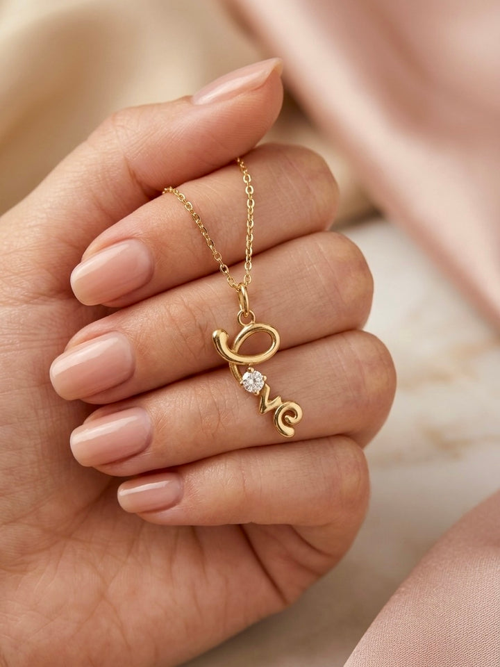 Elegante Love-Halskette aus 18 Karat Gelbgold mit funkelndem Zirkonia-Anhänger, filigraner Goldkette und romantischem Schriftzug – hochwertiger Damenschmuck für Geschenk, Jahrestag oder Valentinstag.