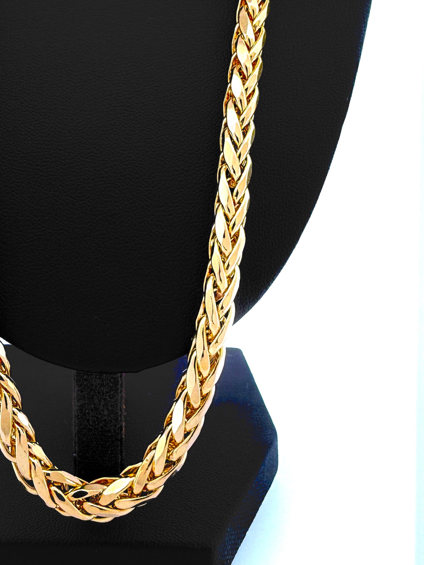 Massive Halskette in klassischer Zopfstruktur aus 18k Gelbgold – fotografiert auf schwarzer Büste vor hellem Hintergrund