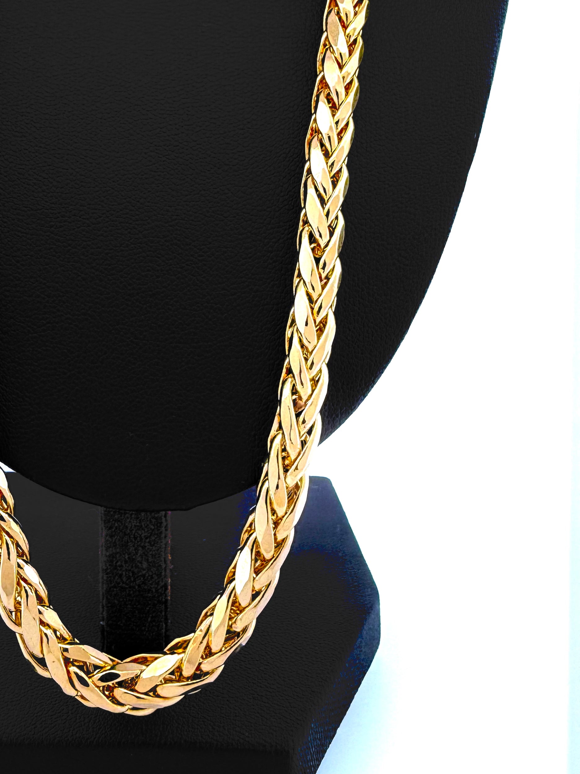 Massive Halskette in klassischer Zopfstruktur aus 18k Gelbgold – fotografiert auf schwarzer Büste vor hellem Hintergrund