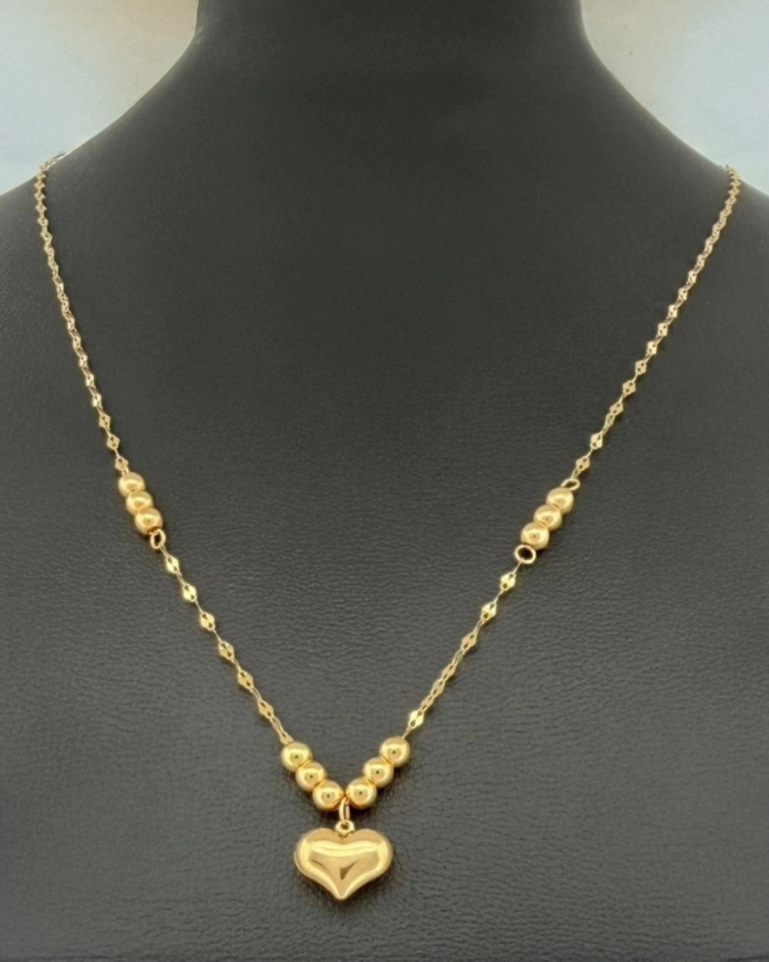 Feine 18k Gelbgold Halskette mit Herzanhänger, ruhig getragen