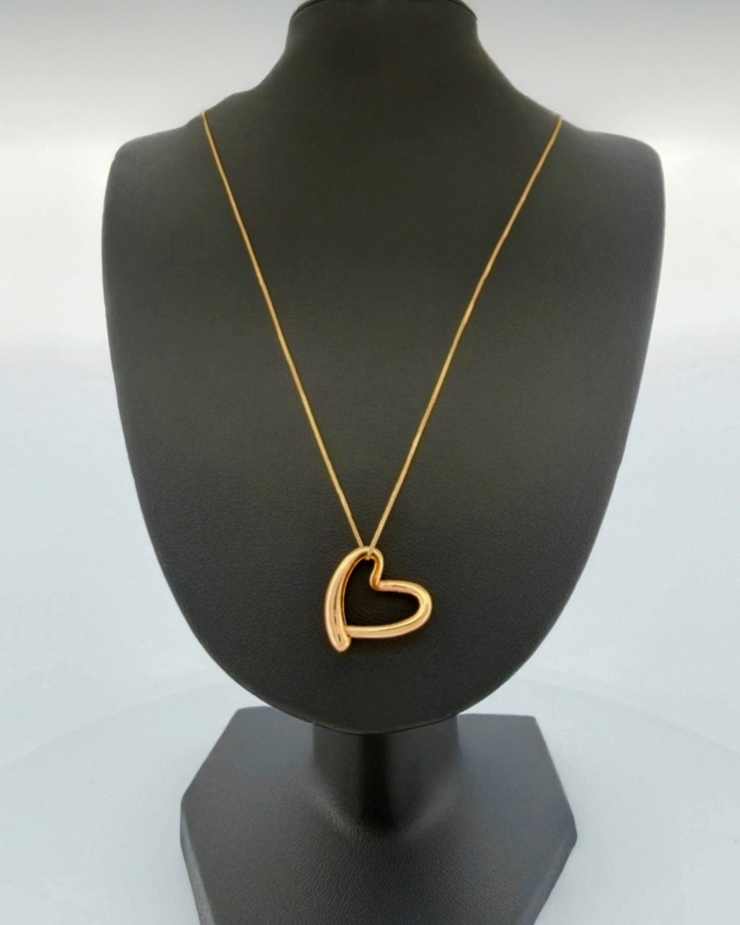 Feine 18k Goldkette mit Herzanhänger, minimalistisch getragen