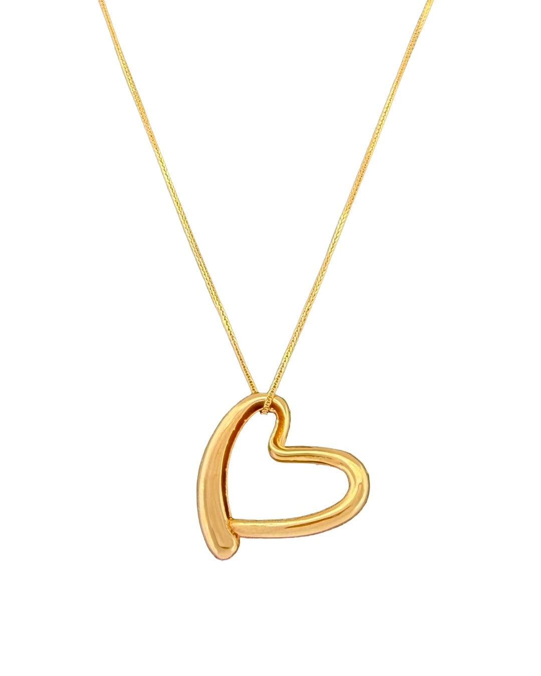 Detailaufnahme des offenen Herzanhängers aus massivem 18k Gelbgold