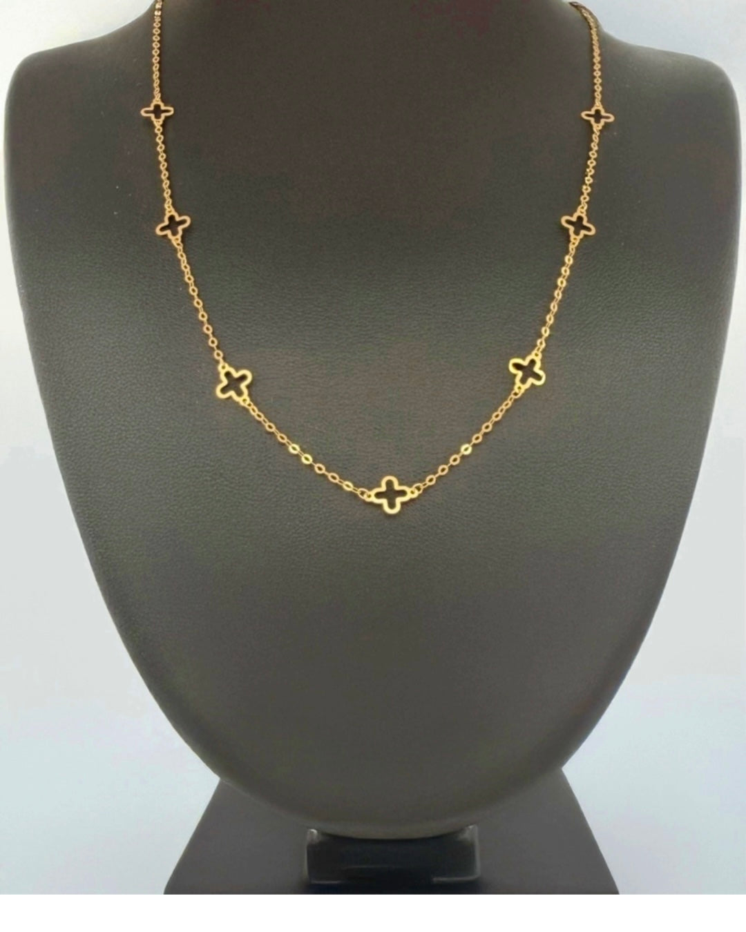 18k Gold Halskette mit sieben kleinen Stern-Anhängern auf schwarzer Schmuckbüste