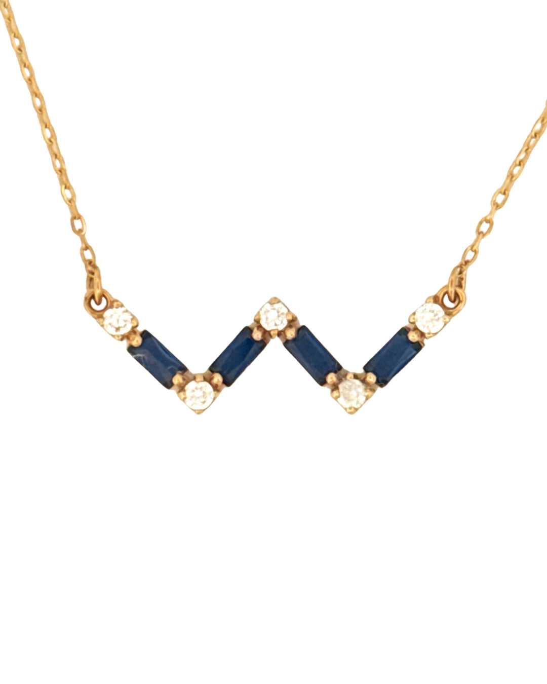 Detaillierter Cassiopeia-Anhänger mit dunkelblauen Elementen und goldenen Fassungen – auf zarter Kette aus 18k Gold