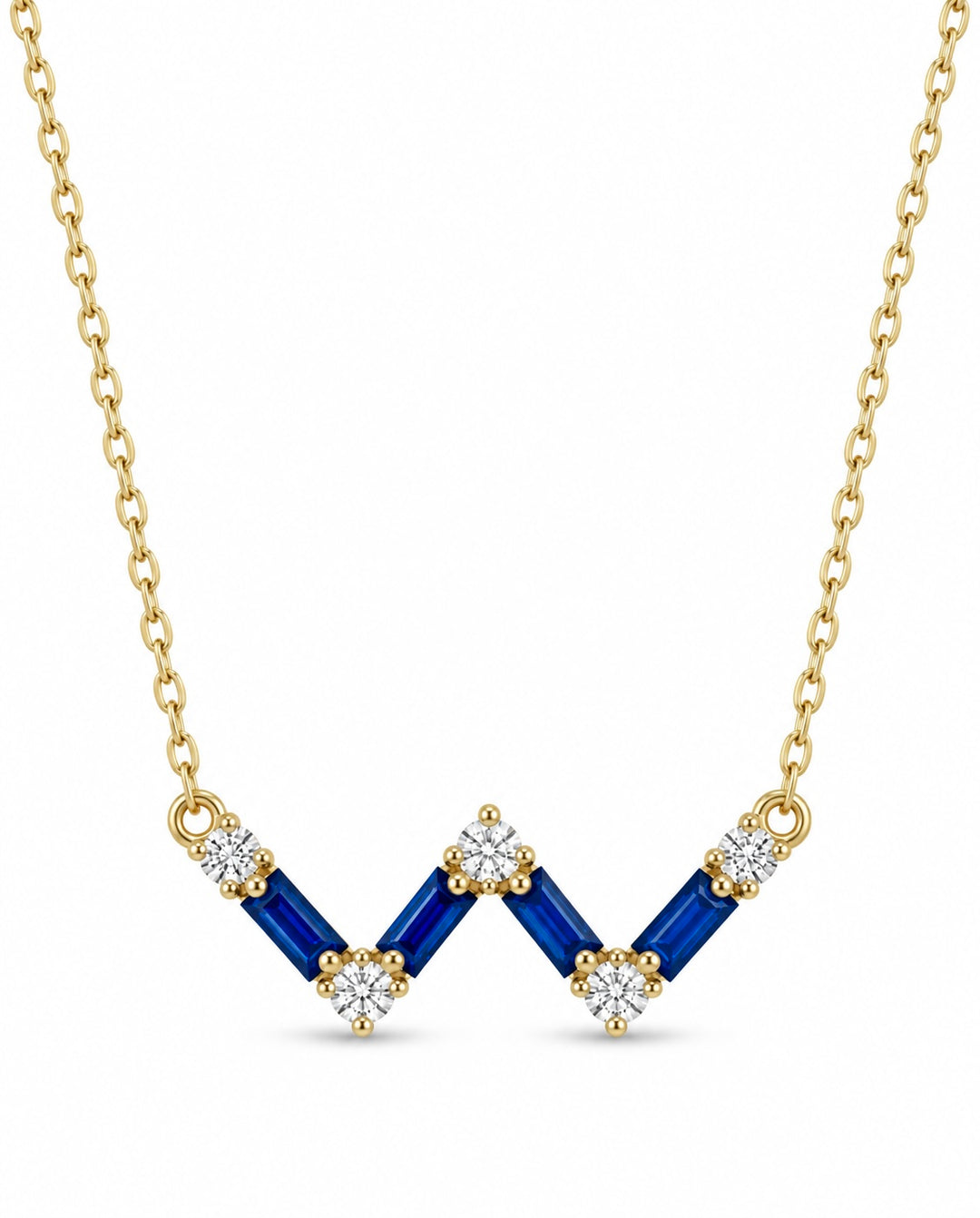 Detaillierter Cassiopeia-Anhänger mit dunkelblauen Elementen und goldenen Fassungen – auf zarter Kette aus 18k Gold