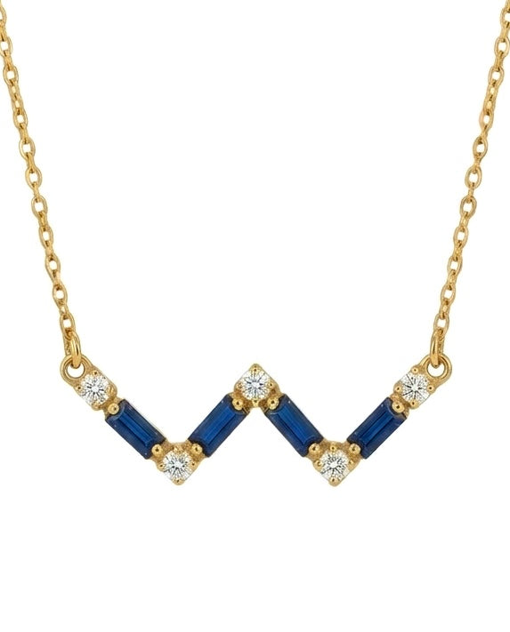 Detaillierter Cassiopeia-Anhänger mit dunkelblauen Elementen und goldenen Fassungen – auf zarter Kette aus 18k Gold