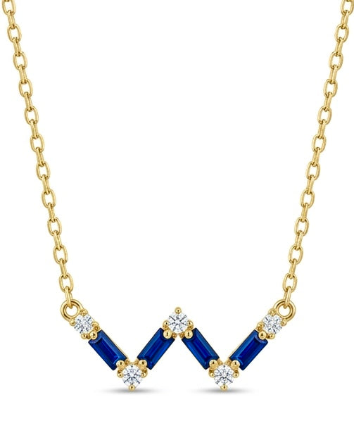 Detaillierter Cassiopeia-Anhänger mit dunkelblauen Elementen und goldenen Fassungen – auf zarter Kette aus 18k Gold
