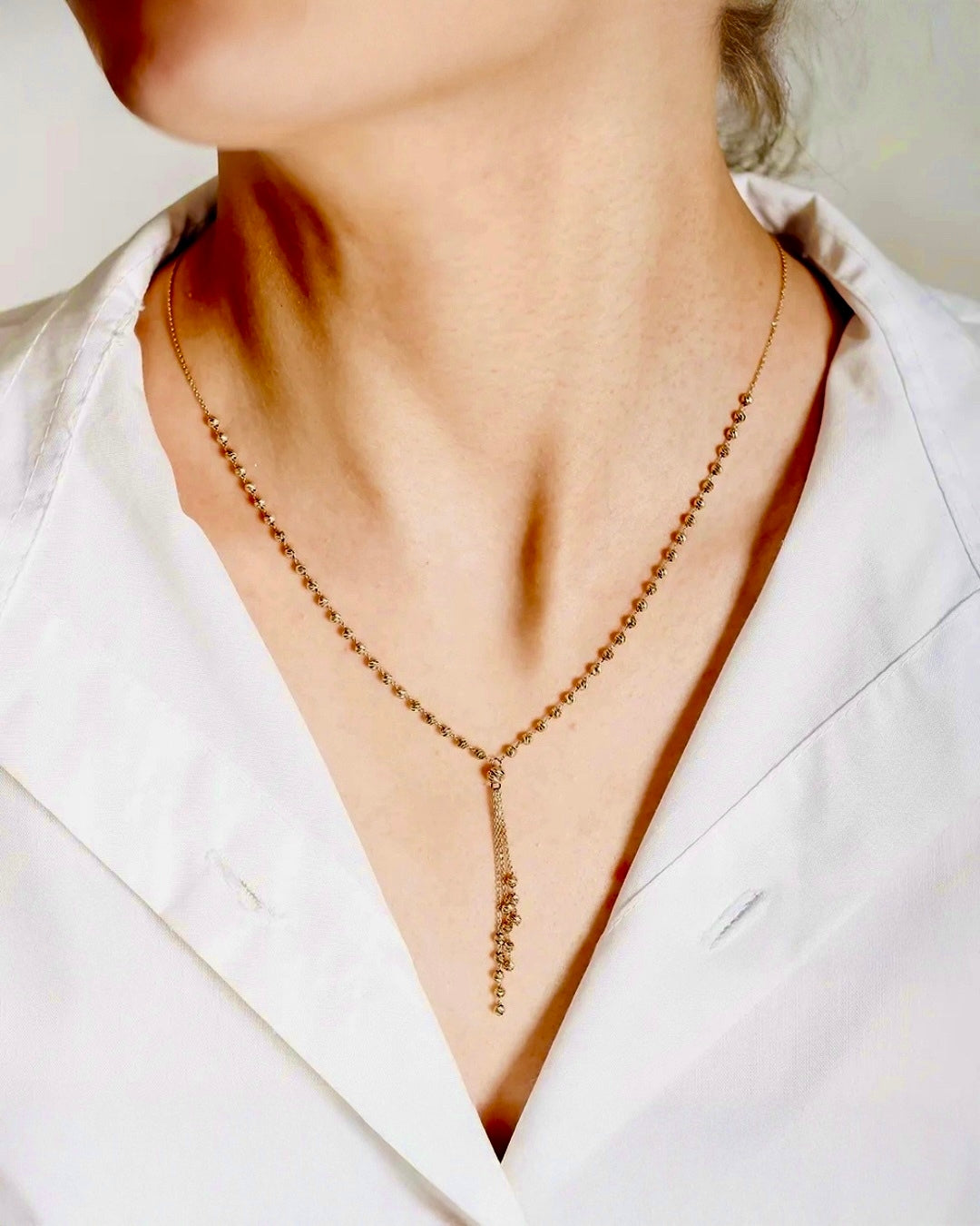 Ziba Gold Halskette Khandeh-ye Tala – getragen zu weisser Bluse, fein beweglich & zeitlos elegant.