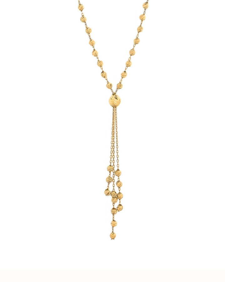 Nahaufnahme einer 18k Goldhalskette mit Goldkugeln und filigraner Anhängerstruktur – präzise gearbeitet, handgefertigt &amp; poetisch.