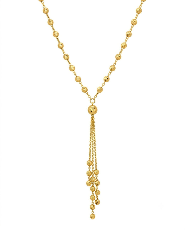 Nahaufnahme einer 18k Goldhalskette mit Goldkugeln und filigraner Anhängerstruktur – präzise gearbeitet, handgefertigt &amp; poetisch.