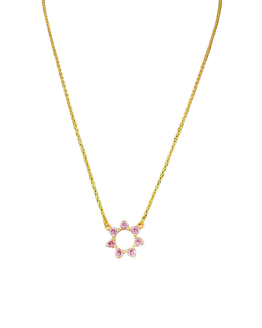Zarte Halskette aus 18k Gelbgold mit kreisförmigem Anhänger aus rosafarbenen Steinen – freigestellt auf weißem Hintergrund.