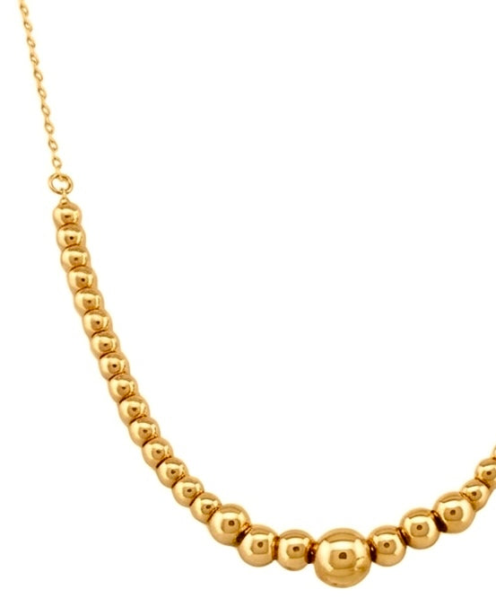 Detailaufnahme einer 18k Gelbgold-Halskette mit Goldkugeln von 1 mm bis 3 mm