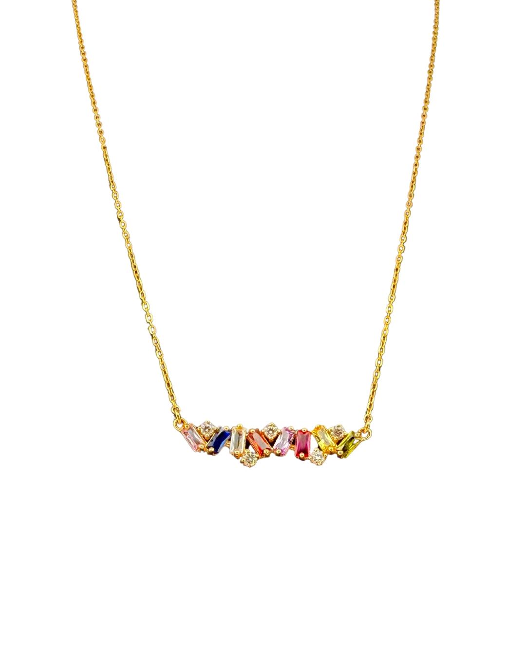 Zarte Halskette aus 18k Gelbgold mit horizontalem Anhänger aus bunten Zirkonia und klaren Steinen – freigestellt auf weissem Hintergrund.