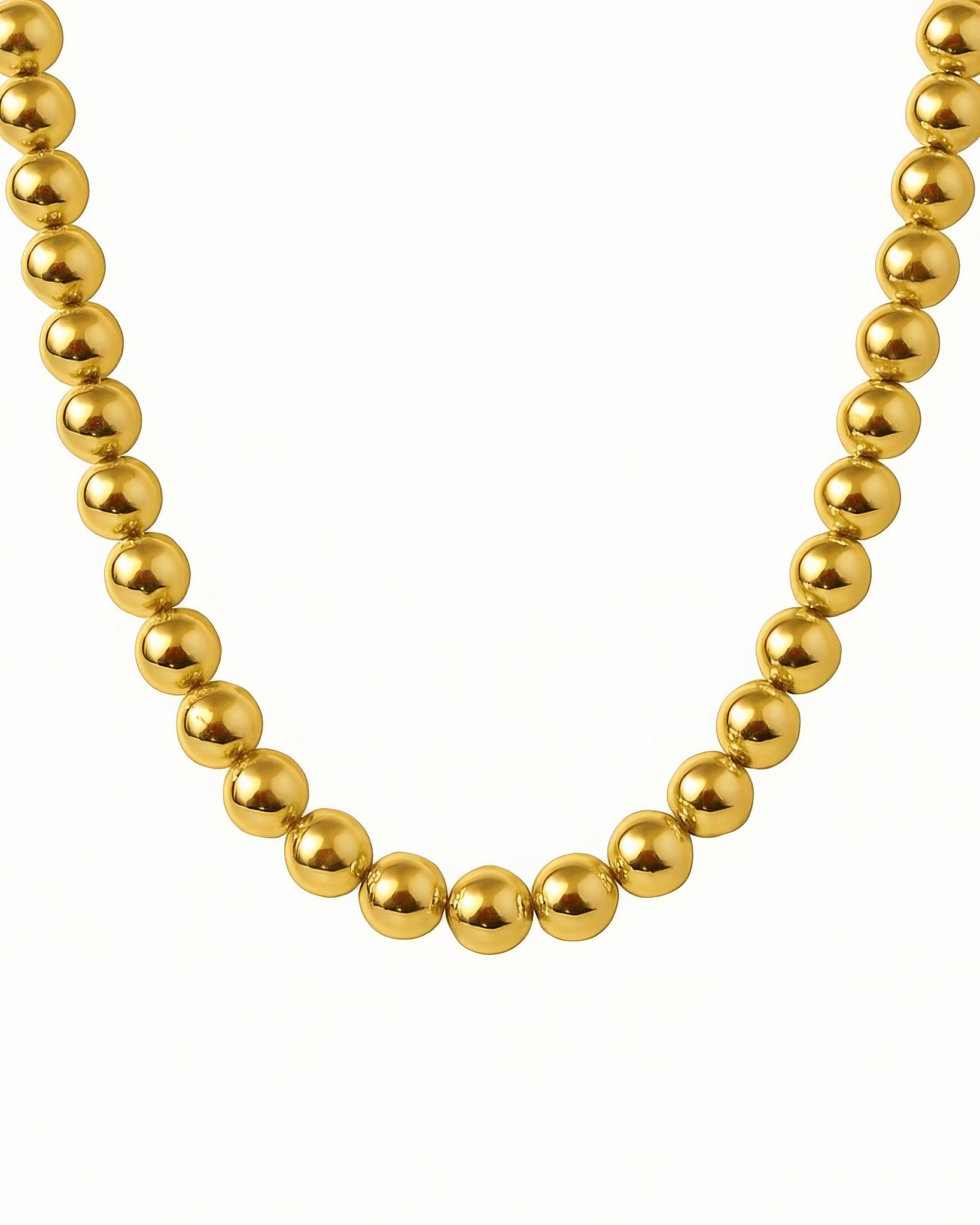 Detailaufnahme einer runden Goldperlenkette aus 18k Gelbgold, gleichmäßig kugelförmig gearbeitet, elegant und luxuriös