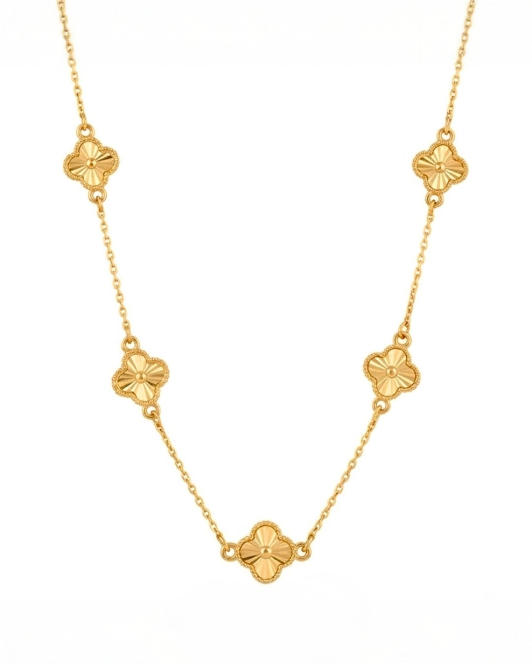 Detailaufnahme einer 18k Gold Halskette mit fünf Glücksblüten