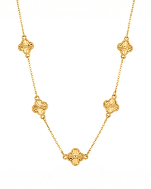 Detailaufnahme einer 18k Gold Halskette mit fünf Glücksblüten
