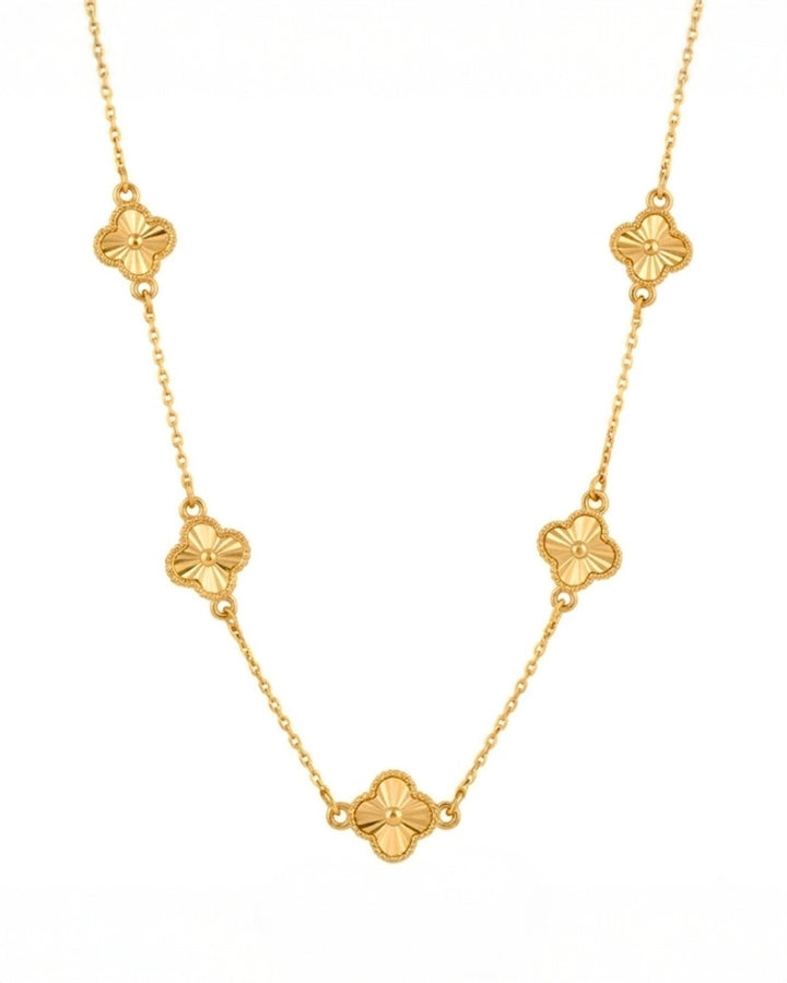 Detailaufnahme einer 18k Gold Halskette mit fünf Glücksblüten