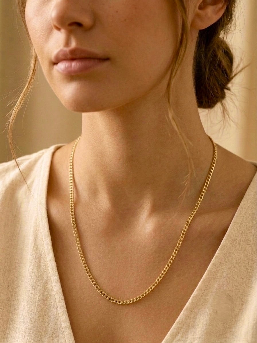 Elegante 18 Karat Panzerkette aus Gelbgold für Damen, getragen als zeitlose Halskette im minimalistischen Stil. Hochwertige Goldkette mit flach anliegenden Kettengliedern – ideal als Alltagsschmuck, für Business-Outfits oder als stilvolles Geschenk.