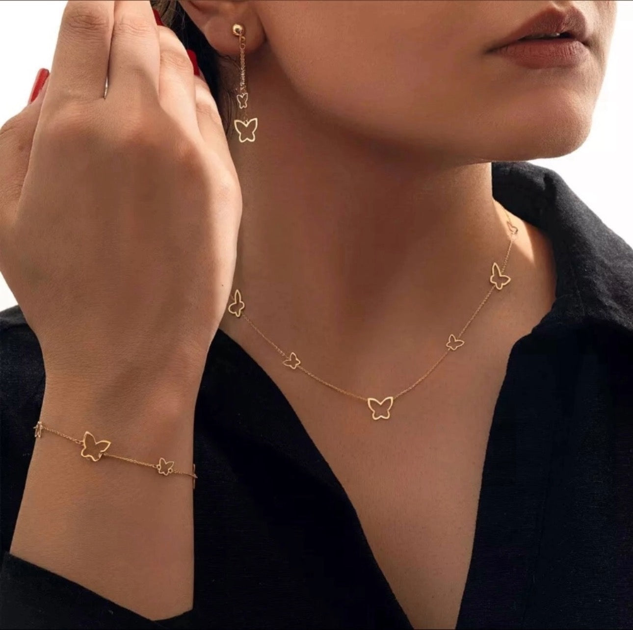 Parvaneh-Schmuckset mit Halskette, Armband und Ohrring in 18k Gold – getragen als Ensemble