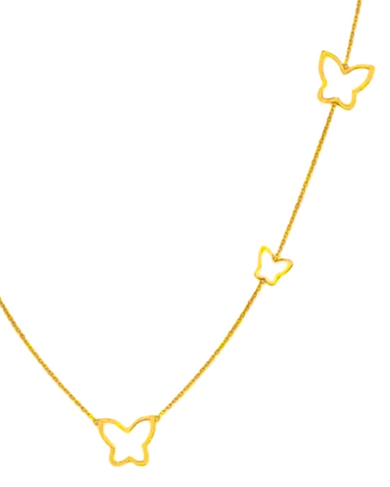 Detailansicht der Halskette aus 18 Karat Gelbgold mit filigranen Schmetterlings-Elementen, die elegant in die Kette integriert sind, Nahaufnahme vor weißem Hintergrund.