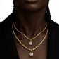 Luxuriöse Layering-Halsketten aus 18 Karat Gelbgold mit rechteckigen Anhängern und strahlenden Zirkonia-Steinen, elegant kombiniert für einen modernen, stilvollen Look.