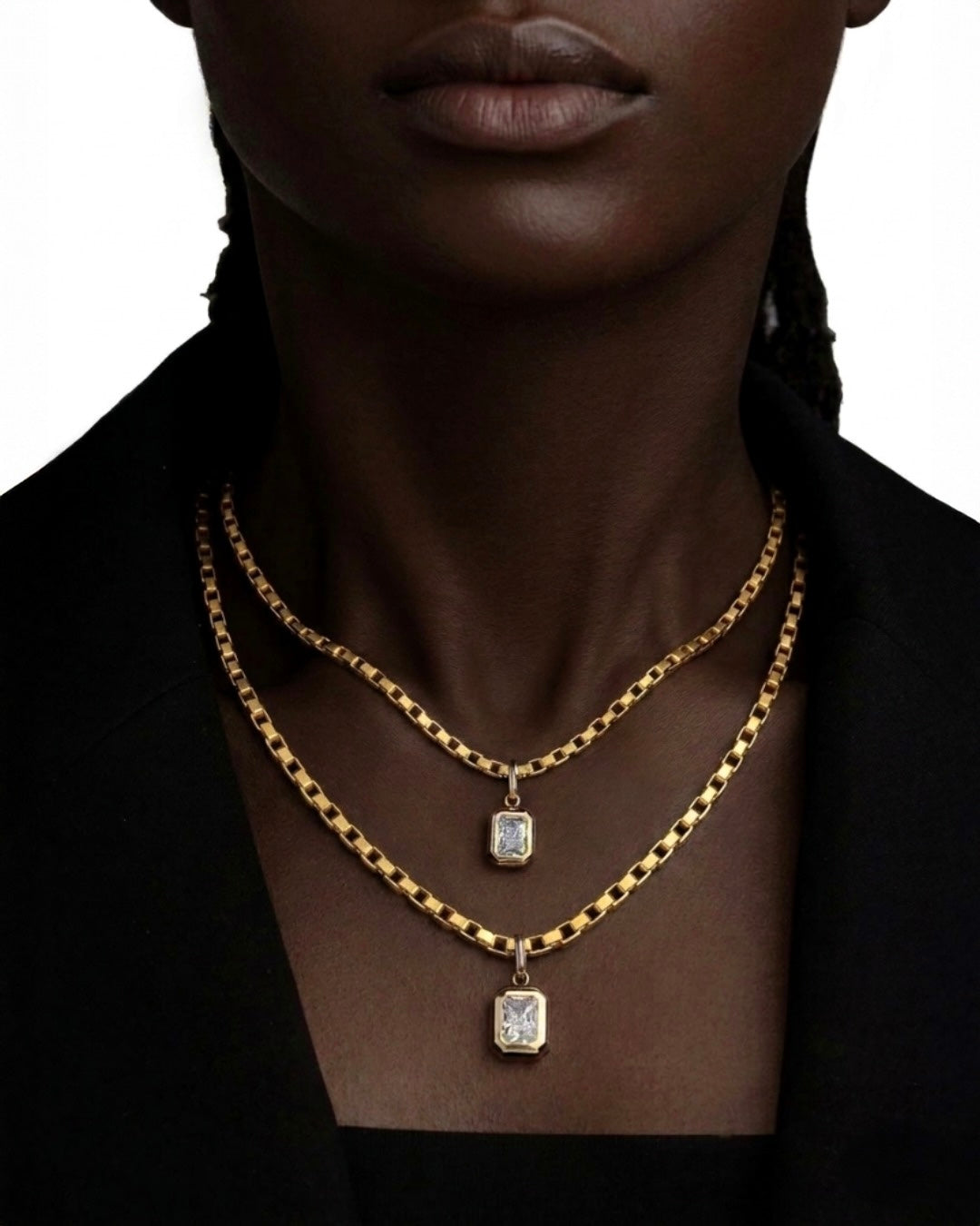 Luxuriöse Layering-Halsketten aus 18 Karat Gelbgold mit rechteckigen Anhängern und strahlenden Zirkonia-Steinen, elegant kombiniert für einen modernen, stilvollen Look.
