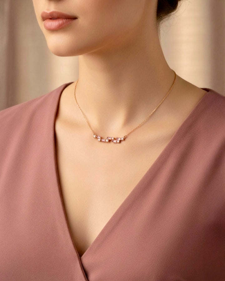 Zarte Damenkette aus 18k Roségold mit rechteckigen, funkelnden Edelsteinen, elegant am Hals getragen – feiner Luxusschmuck mit moderner Linienführung, stilvoll und zeitlos.
