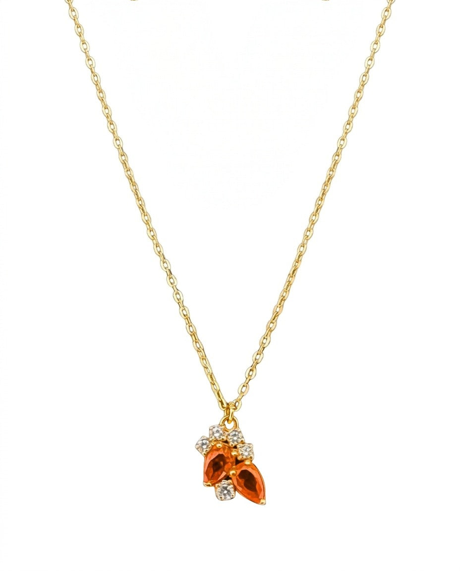 Zarte Halskette aus 18 Karat Gelbgold mit filigranem Anhänger aus zwei orangefarbenen, tropfenförmigen Edelsteinen und funkelnden Zirkonia-Steinen. Eleganter, femininer Goldschmuck für Alltag und besondere Anlässe.