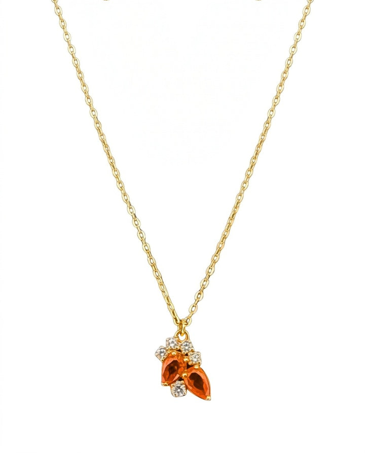 Zarte Halskette aus 18 Karat Gelbgold mit filigranem Anhänger aus zwei orangefarbenen, tropfenförmigen Edelsteinen und funkelnden Zirkonia-Steinen. Eleganter, femininer Goldschmuck für Alltag und besondere Anlässe.